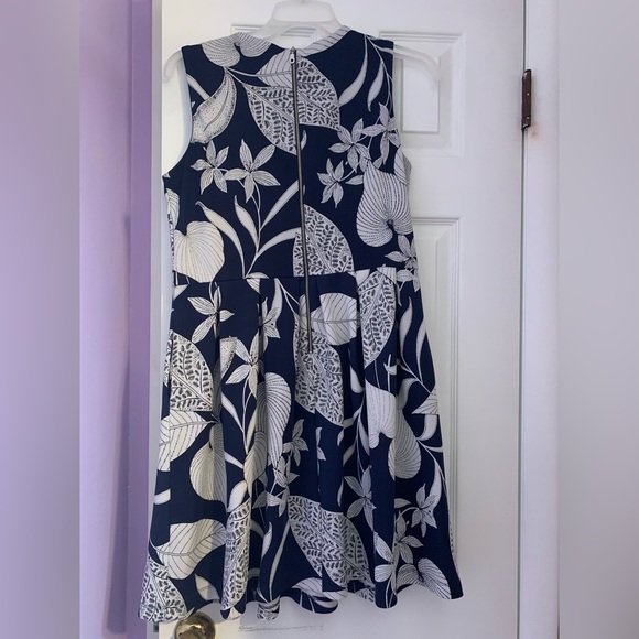 ROZ AND ALI NAVY FLORAL TROPICAL A-LINE PETITE DRESS - Picture 3 of 3